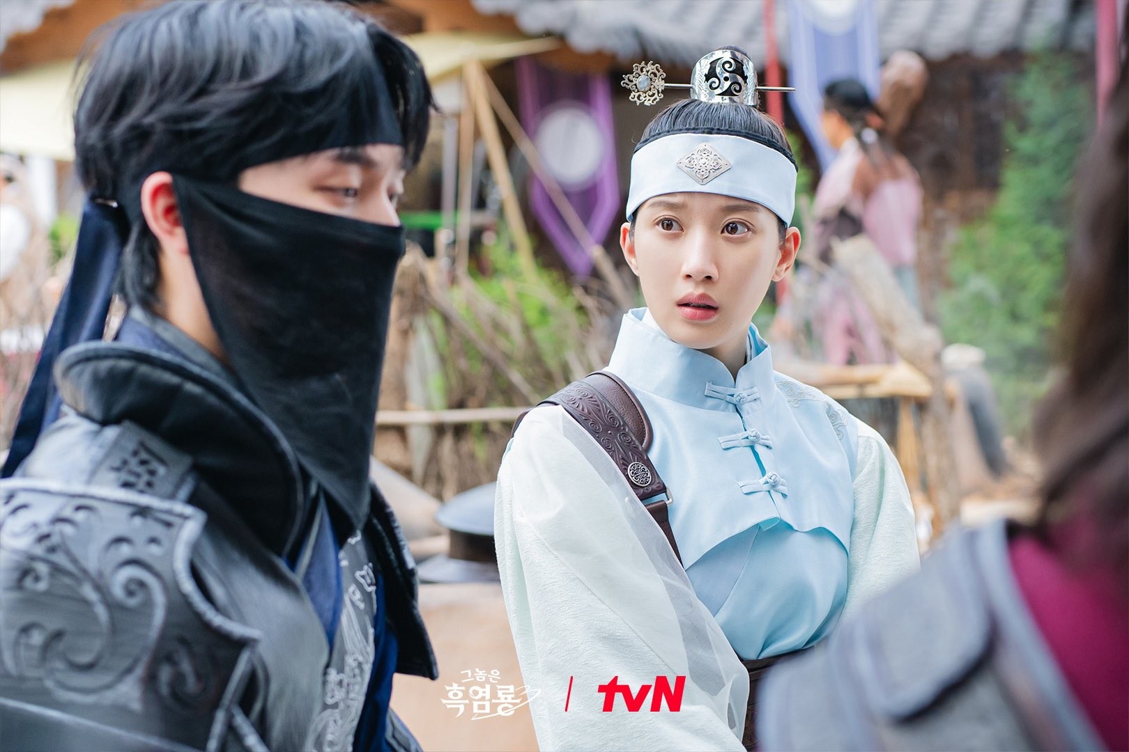 드라마 '그놈은 흑염룡' 주연 배우 문가영과 최현욱 / tvN