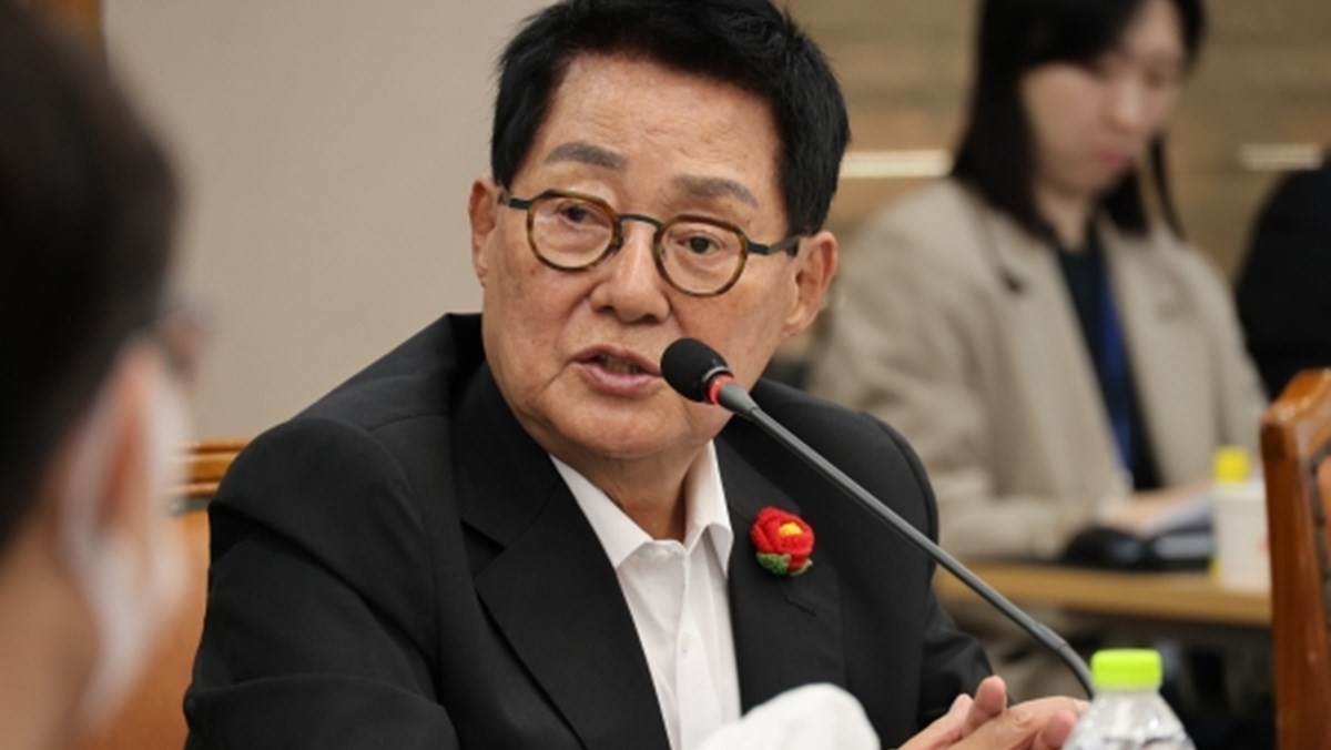 박지원 더불어민주당 의원이 지난해 10월 17일 오전 대전 서구 대전고등법원에서 열린 국회 법제사법위원회 국정감사에서 질의하고 있다. /연합뉴스