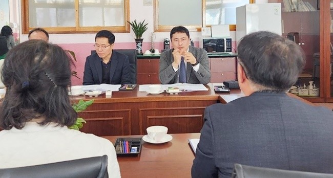 임형석 전남도의원이 2월 20일, 용강초등학교 교장실에서 전라남도교육청 등 늘봄학교 관계자들과 간담하고 있다.
