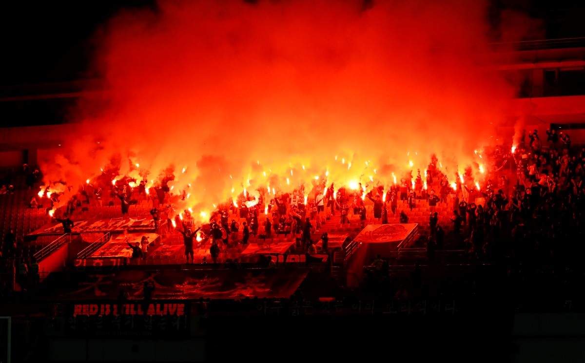 2017년 4월 19일 오후 서울월드컵경기장에서 열린 2017 KEB 하나은행 FA컵 32강전 FC서울과 FC안양의 경기. FC안양 서포터즈가 연막탄을 이용해 응원을 하고 있다.  / 연합뉴스