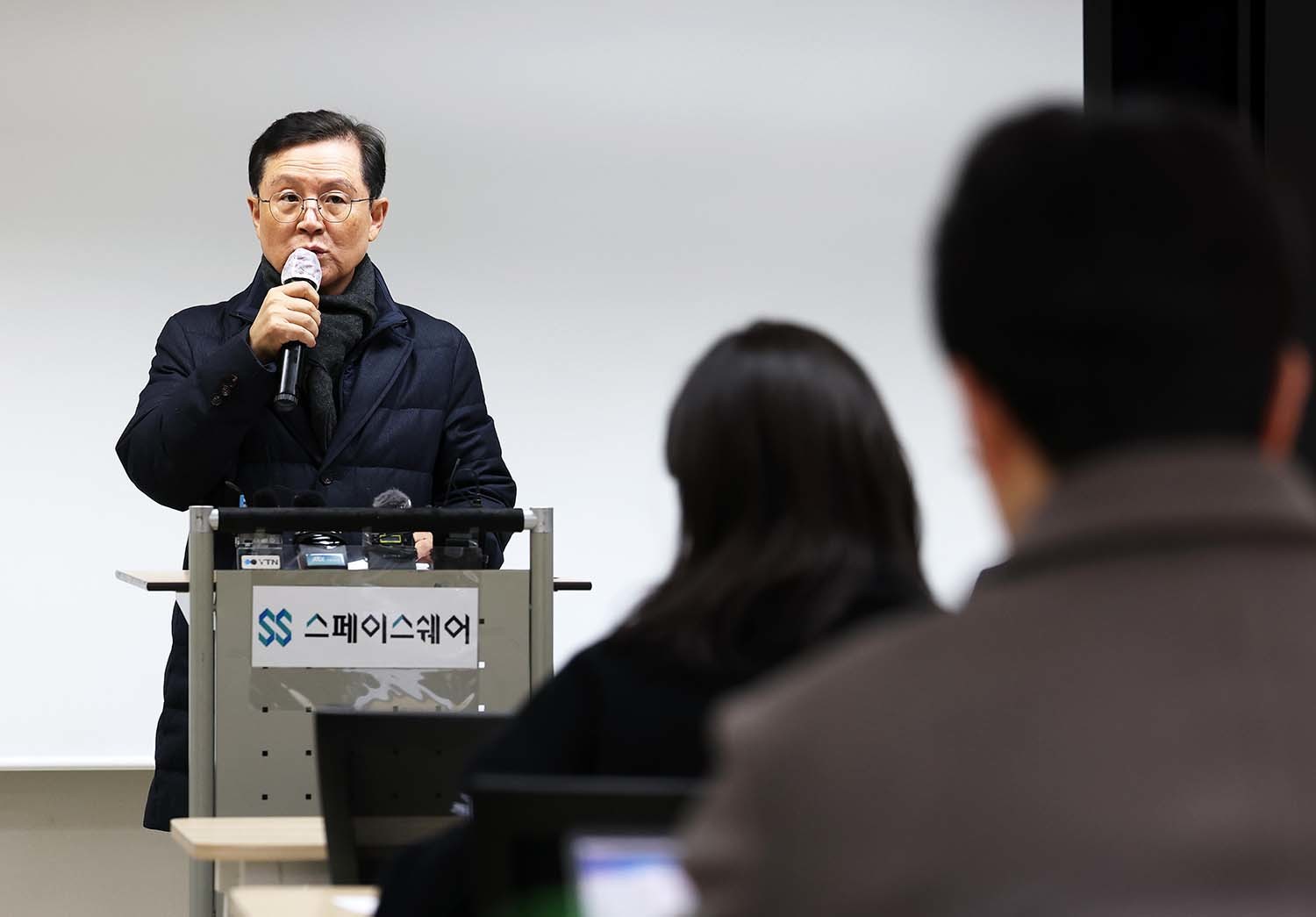 윤석열 대통령의 법률대리인인 윤갑근 변호사가 21일 오후 서울 서초구 스페이스쉐어 강남역센터에서 가진 긴급 기자회견에서 발언하고 있다. 윤 대통령 측은 이 자리에서 대통령에 대한 수사기록 7만 쪽을 뒤져 '공수처가 서울중앙지법에 대통령과 관계자들에 대한 압수수색 영장, 통신영장을 청구했으나 기각당한 사실이 확인됐다'고 밝혔다. / 뉴스1