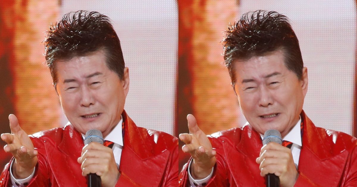 가수 태진아가 지난해 4월 12일 오후 서울 마포구 상암동 SBS 프리즘타워에서 열린 '트롯뮤직어워즈 2024'에서 공연 도중 눈물을 흘리고 있다. / 뉴스1