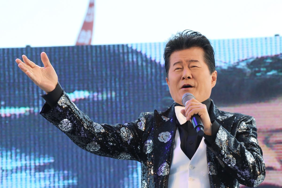 2017년 10월 21일 전북 진안군 마이산 북부 일원에서 트로트 페스티벌이 열리고 있는 가운데 태진아가 히트곡을 열창하고 있다. (진안군청 제공) / 뉴스1