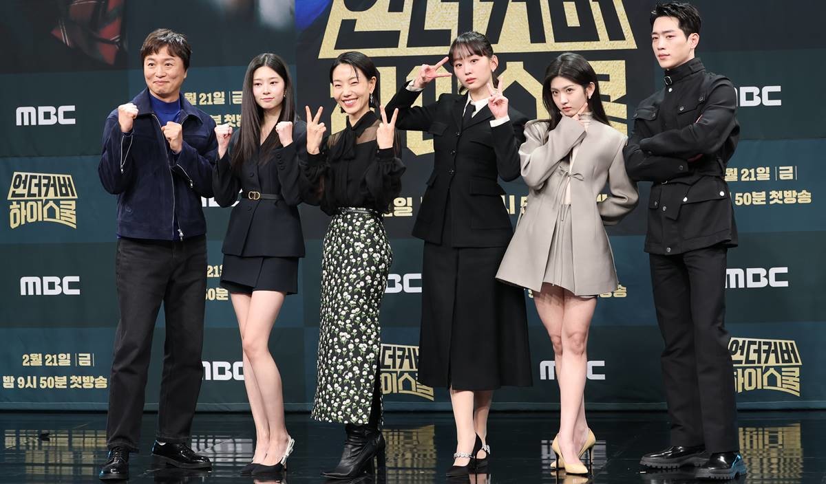 배우 전배수(왼쪽부터)와 김민주, 김신록, 진기주, 박세현, 서강준이 지난 20일 오후 서울 마포구 상암 MBC에서 열린 MBC 금토드라마 '언더커버 하이스쿨' 제작발표회에 참석해 포즈를 취하고 있다. '언더커버 하이스쿨'은 배우 서강준의 전역 후 복귀작으로 화제를 모은 작품으로 고종 황제의 사라진 금괴의 행방을 쫓기 위해 고등학생으로 위장 잠입한 국정원 요원의 좌충우돌 N차 고딩 활약기를 담은 작품이다 / 뉴스1