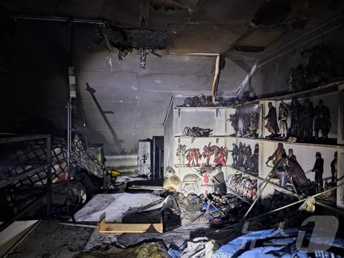 21일 오후 용인시 수지구의 한 아파트 다락방서 발생한 가스폭발 사고 현장 / 뉴스1(경기도소방재난본부 제공)