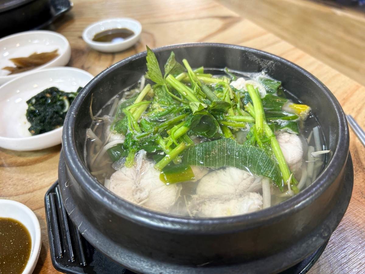 복어국 / mujijoa79-shutterstock.com