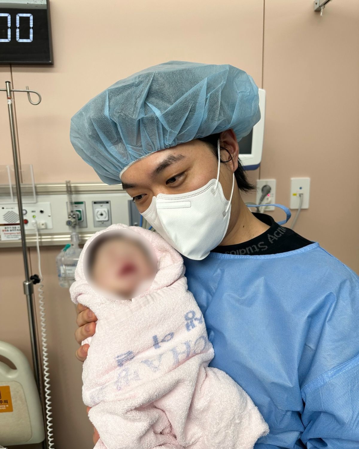 래퍼 비와이가 둘째를 품에 안고 있는 모습. (갈무리) / 비와이 인스타그램