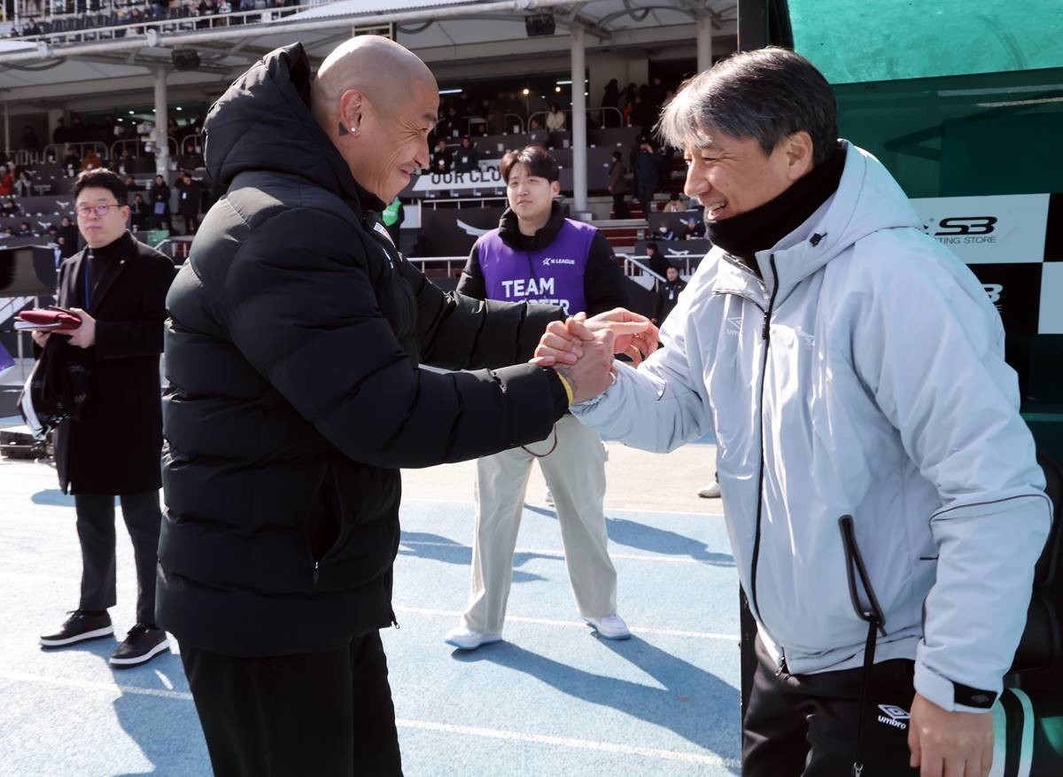 화성FC 차두리 감독(왼쪽)과 성남FC 전경준 감독이 23일 오후 경기 성남 탄천종합운동장에서 열린 하나은행 K리그2 2025 시즌 개막전 성남FC와 화성FC의 경기에 앞서 악수를 나누고 있다 / 뉴스1