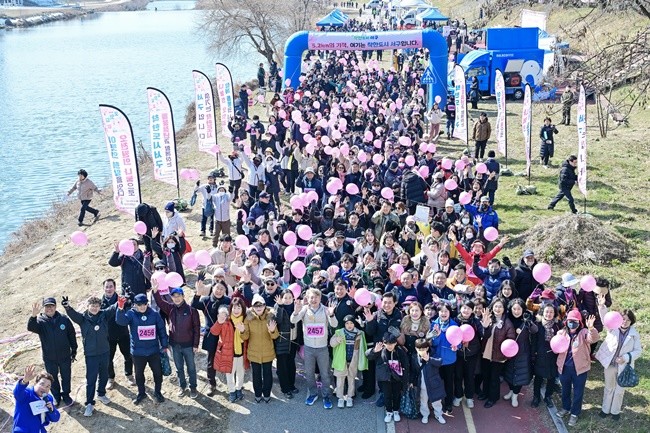 [위키트리 광주전남취재본부 노해섭 기자] 김이강 광주 서구청장이 22일 서구 동천교 일대에서 열린 ‘제4회 함께서구, 오~잇길 걷기대회’에서 서구민과 함께 힘찬 출발을 하고 있다./ 광주 서구 제공