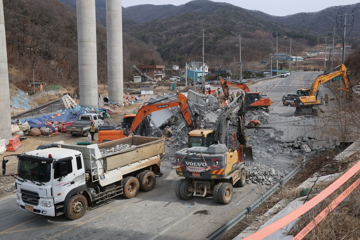 소방대원들이 25일 경기 안성시 서운면 산평리 서울세종고속도로 공사장 교량 붕괴 사고현장에서 구조작업을 펼치고 있다. / 뉴스1