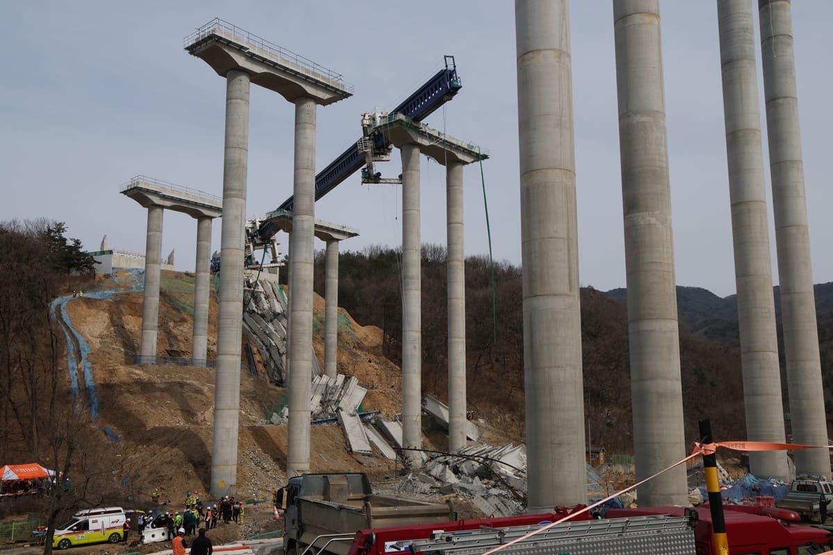 소방대원들이 25일 경기 안성시 서운면 산평리 서울세종고속도로 공사장 교량 붕괴 사고현장에서 구조작업을 펼치고 있다. / 뉴스1
