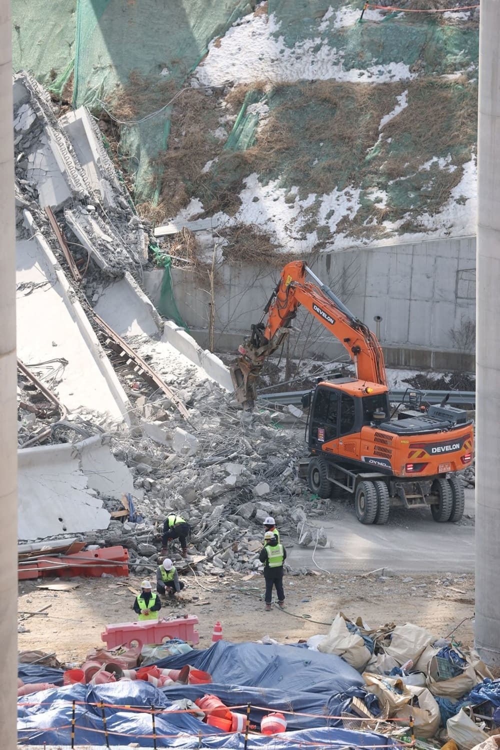 소방대원들이 25일 경기 안성시 서운면 산평리 서울세종고속도로 공사장 교량 붕괴 사고현장에서 구조작업을 펼치고 있다. / 뉴스1