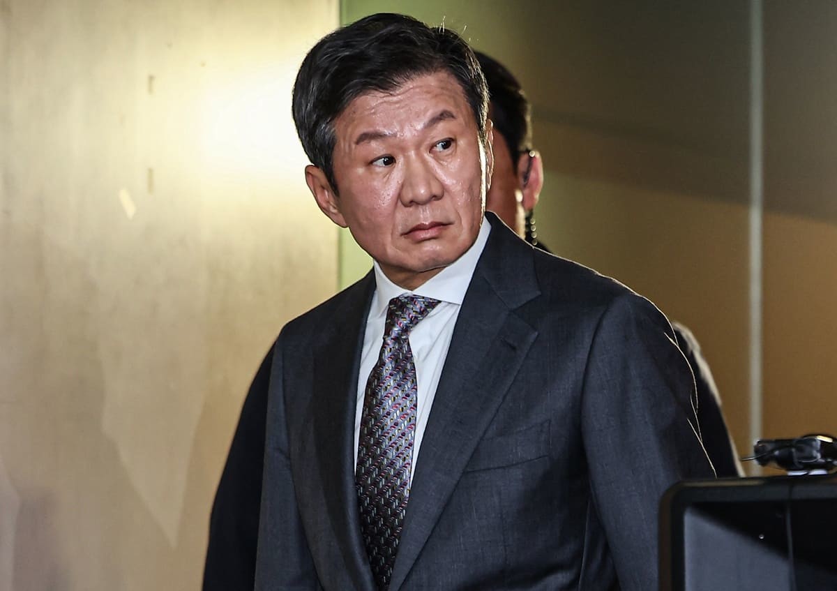 정몽규 신임 회장이 26일 오후 서울 종로구 축구회관에서 열린 제55대 축구협회장 선거에서 당선 후 당선증을 받기 위해 입장하고 있다. / 뉴스1