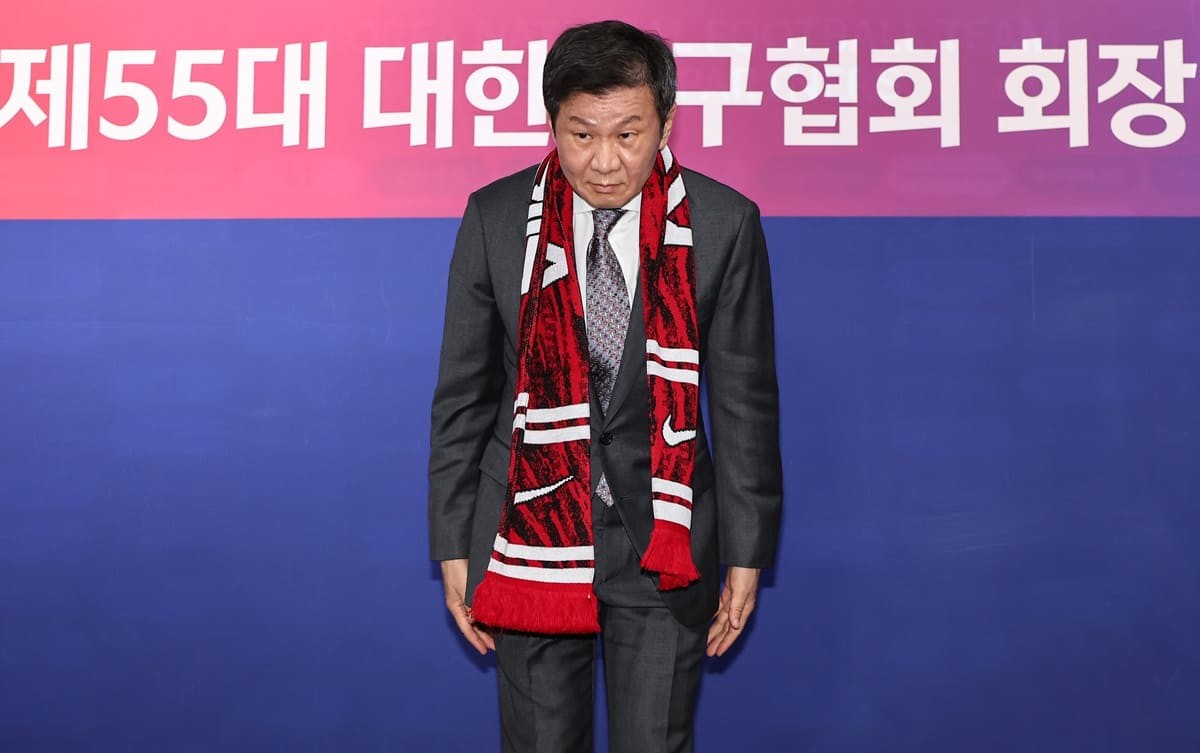 정몽규 신임 회장이 26일 오후 서울 종로구 축구회관에서 열린 제55대 축구협회장 선거에서 당선 후 당선증을 받고 취재진을 향해 인사하고 있다. / 뉴스1