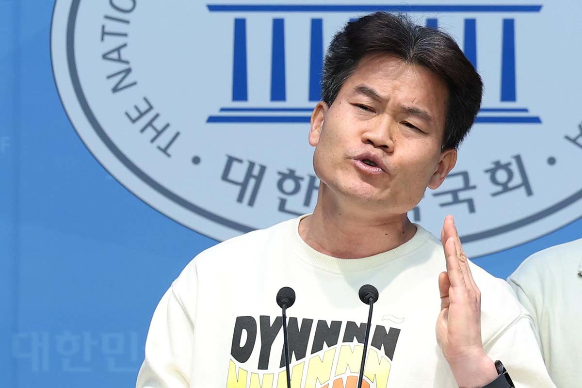 한국사 강사 전한길 씨가 26일 오후 서울 여의도 국회 소통관에서 자유민주시민회의와 대한민국바로세우기운동본부, 세이브코리아 주최로 열린 기자회견에 참석해 헌법재판소의 윤석열 대통령 탄핵 각하를 촉구하고 있다. / 뉴스1
