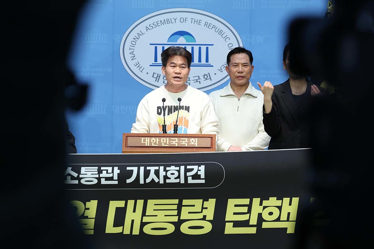 한국사 강사 전한길 씨가 26일 오후 서울 여의도 국회 소통관에서 자유민주시민회의와 대한민국바로세우기운동본부, 세이브코리아 주최로 열린 기자회견에 참석해 헌법재판소의 윤석열 대통령 탄핵 각하를 촉구하고 있다. / 뉴스1