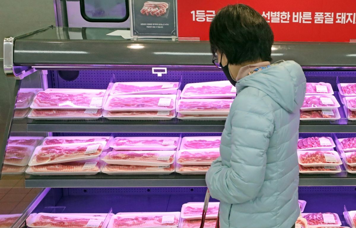 서울시에 위치한 한 마트 정육식품 코너에서 시민들이 삼겹살 등 육류제품을 살펴보고 있다. / 뉴스1