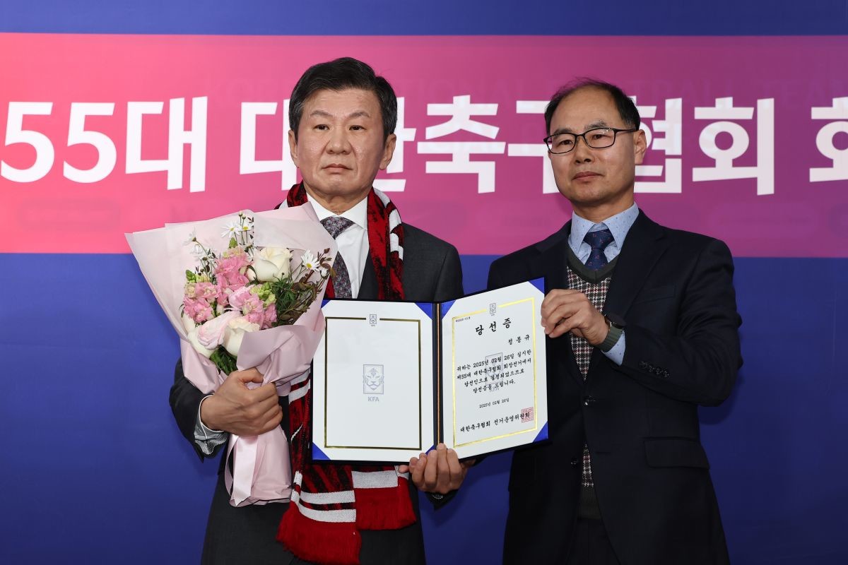 정몽규 신임 회장이 지난 26일 오후 서울 종로구 축구회관에서 열린 제55대 축구협회장 선거에서 당선 후 당선증을 받고 기념촬영을 하고 있다. / 뉴스1