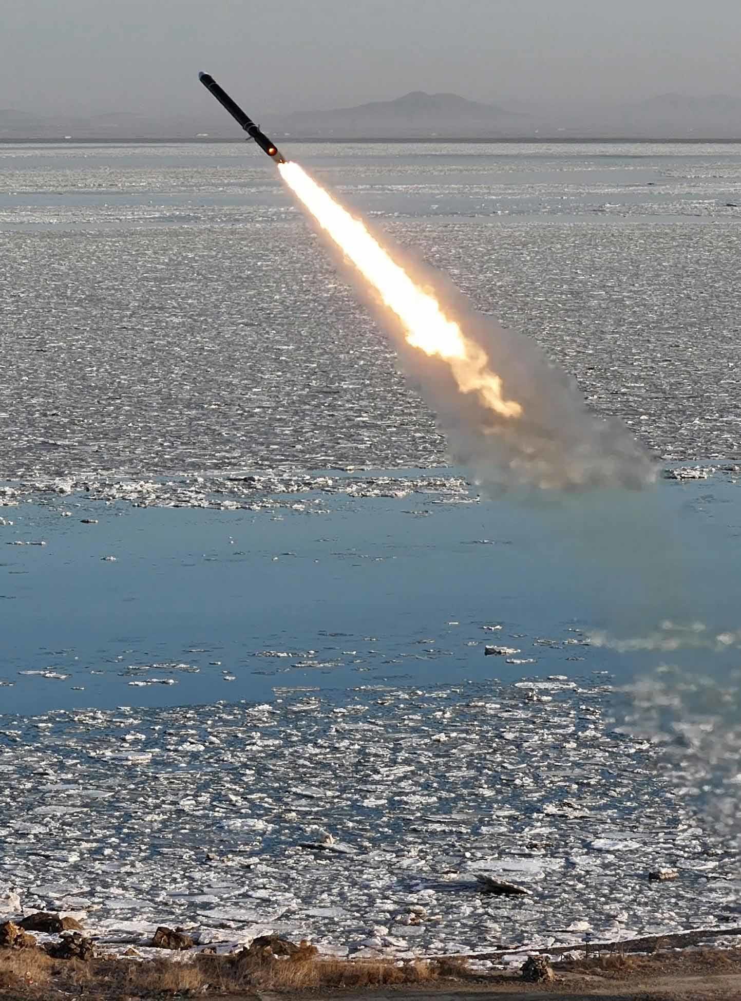 북한 노동당 기관지 노동신문은 28일 '조선인민군 서부지구 미사일연합부대 해당 구분대가 2월 26일 오전 조선서해 해상에서 전략순항미사일 발사훈련을 진행했다'라고 보도했다. 김정은 당 총비서도 훈련을 참관했다. / 북한 노동신문