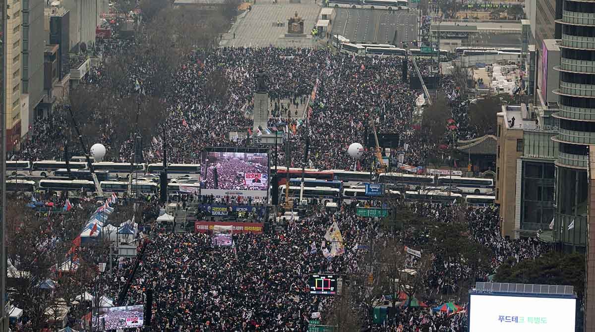 1일 오후 광화문 광장 일대에서 열린 천만 광화문 국민대회에서 참가자들이 윤석열 대통령 탄핵 기각을 촉구하고 있다. 2025.3.1/뉴스1  (서울=뉴