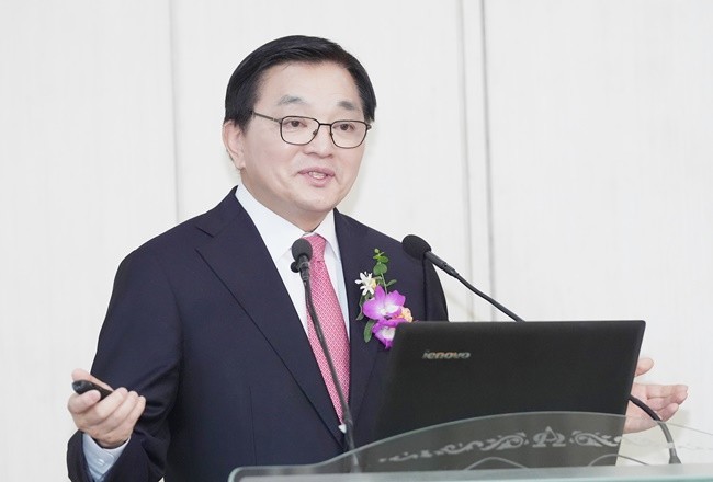 순회강연에서 특별강연을 하는 황보국 가정연합 한국협회장