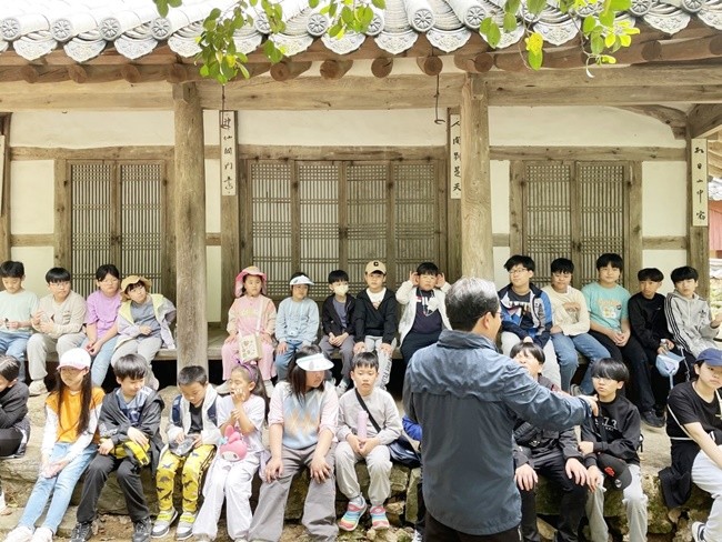 지난해 본량초 학생들이 마을 용진산 및 용진정사를 들러 교장 선생님께 본량마을 의병활동에 대한 설명을 듣고있다.