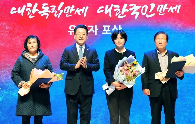 김영록 전라남도지사가 1일 전남도청 김대중강당에서 열린 ‘제106주년 3·1절 기념식’에서 유공자들에게 표창을 수여한 뒤 기념촬영을 하고 있다.