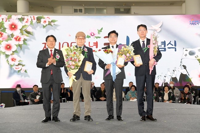 강기정 광주광역시장이 1일 오전 시청 시민홀에서 열린 제106주년 3·1절 기념식에 참석해 나라사랑 유공자에게 포상한 후 기념촬영을 하고 있다. /광주광역시 제공