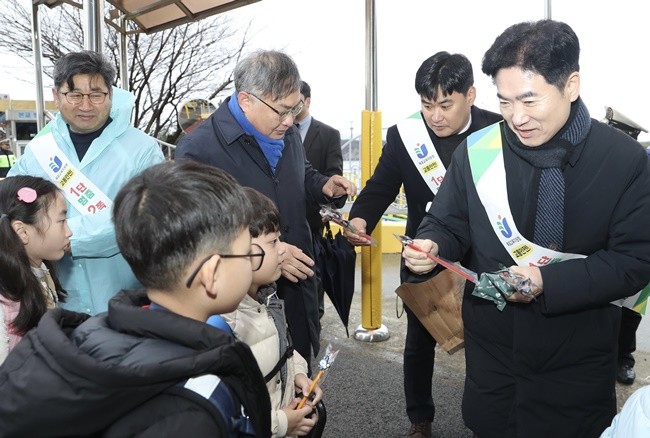 김대중 전남교육감이 목포서산초등학교 등굣길 교통안전 캠페인에 참여해 학생들을 반갑게 맞고 있다.