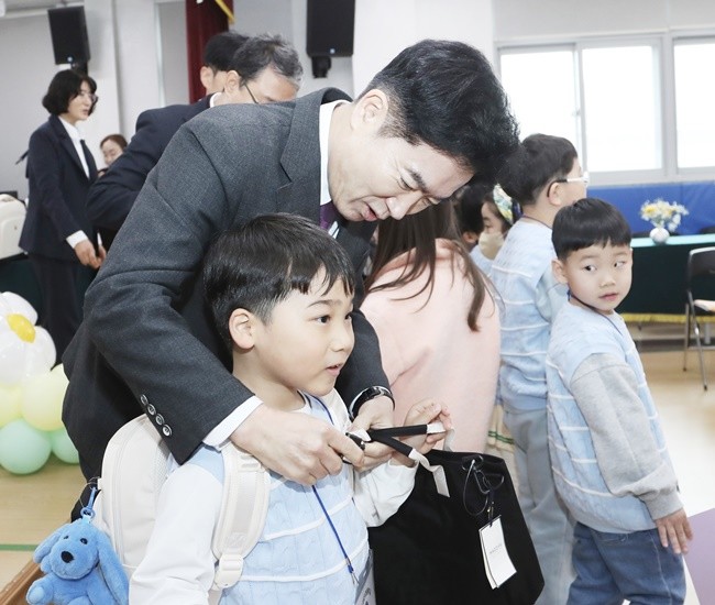 김대중 전남교육감이 목포서산초등학교 입학생에게 책가방을 메어 주고 있다.