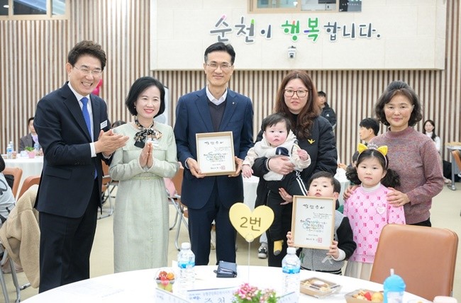 노관규 순천시장이 다둥이 가정에 결연증서를 전달하고 기념사진을 찍고 있다.