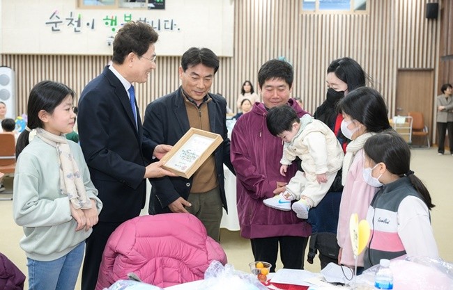 노관규 순천시장이 다둥이 가정에 결연증서를 전달하고 있다.