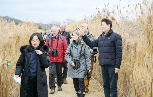 지난 1월, 노관규 순천시장이 순천만습지를 방문한 국제두루미재단 임원들에게 흑두루미 서식지를 안내하고 있다