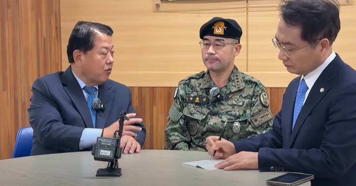 곽종근 전 사령관이 지난해 12월 6일 김병주 더불어민주당 의원의 유튜브 라이브에 출연해 윤석열 대통령이 계엄 당시 국회의원들을 끌어내라고 지시했다고 폭로하고 있다. / 김 의원 유튜브 영상 캡처