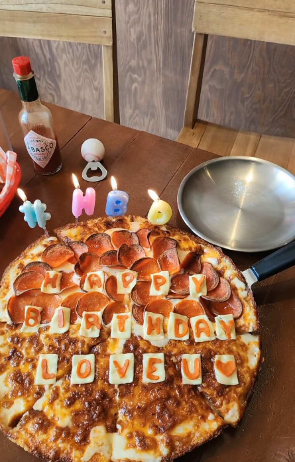 초가 꼽혀 있는 레터링 피자. / 유튜브 '안슬퍼'