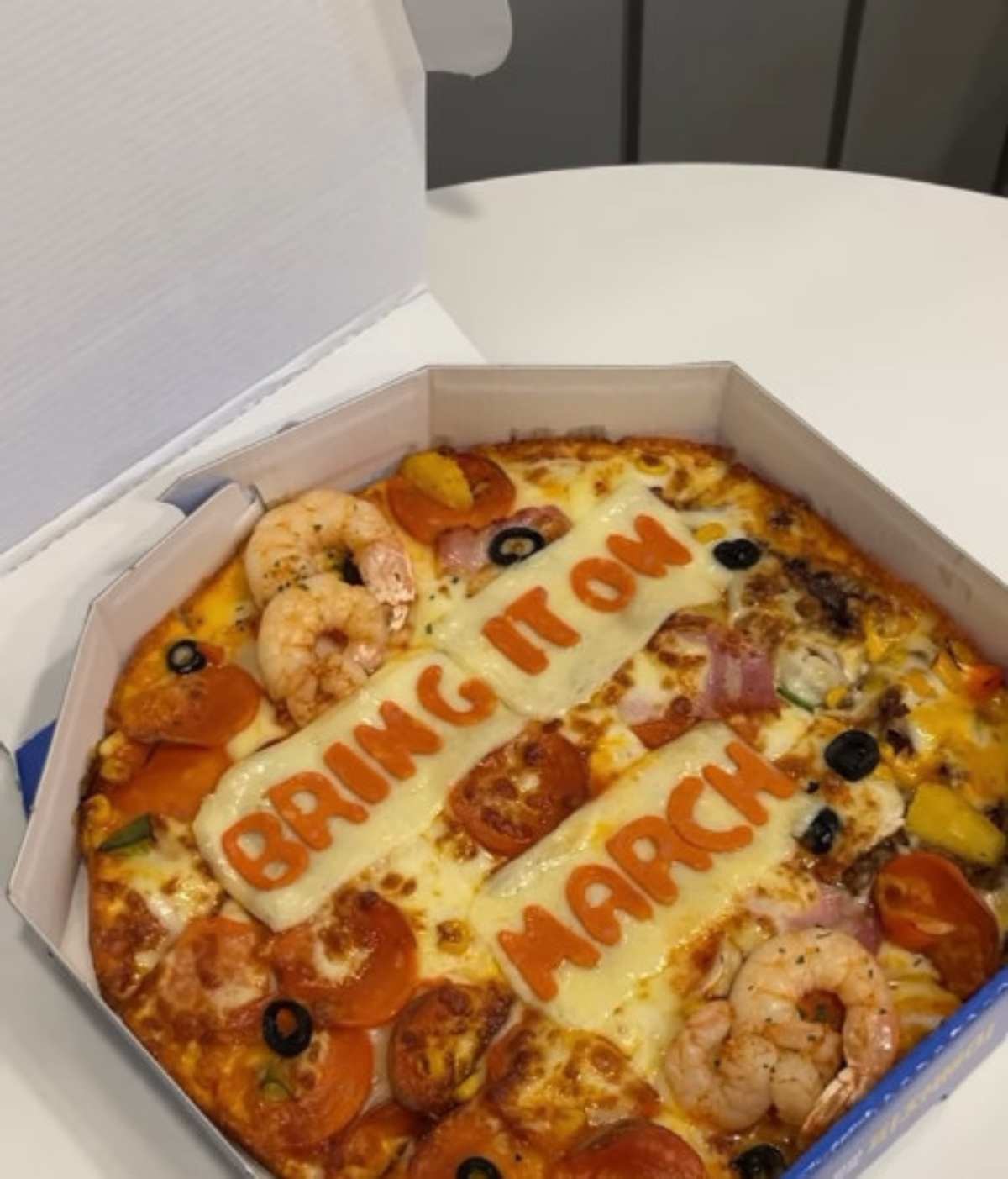 기념일 레터링 피자. / 유튜브 '피자집고양이'