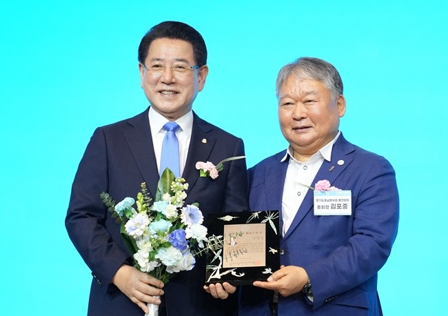 김영록 전라남도지사가 6일 수원 노보텔 앰버서더호텔에서 열린 경기도 호남향우회 정책비전 투어에서 김포중 경기도호남향우회장으로부터 자랑스런 호남인상을 수여 받고 기념촬영을 하고 있다.