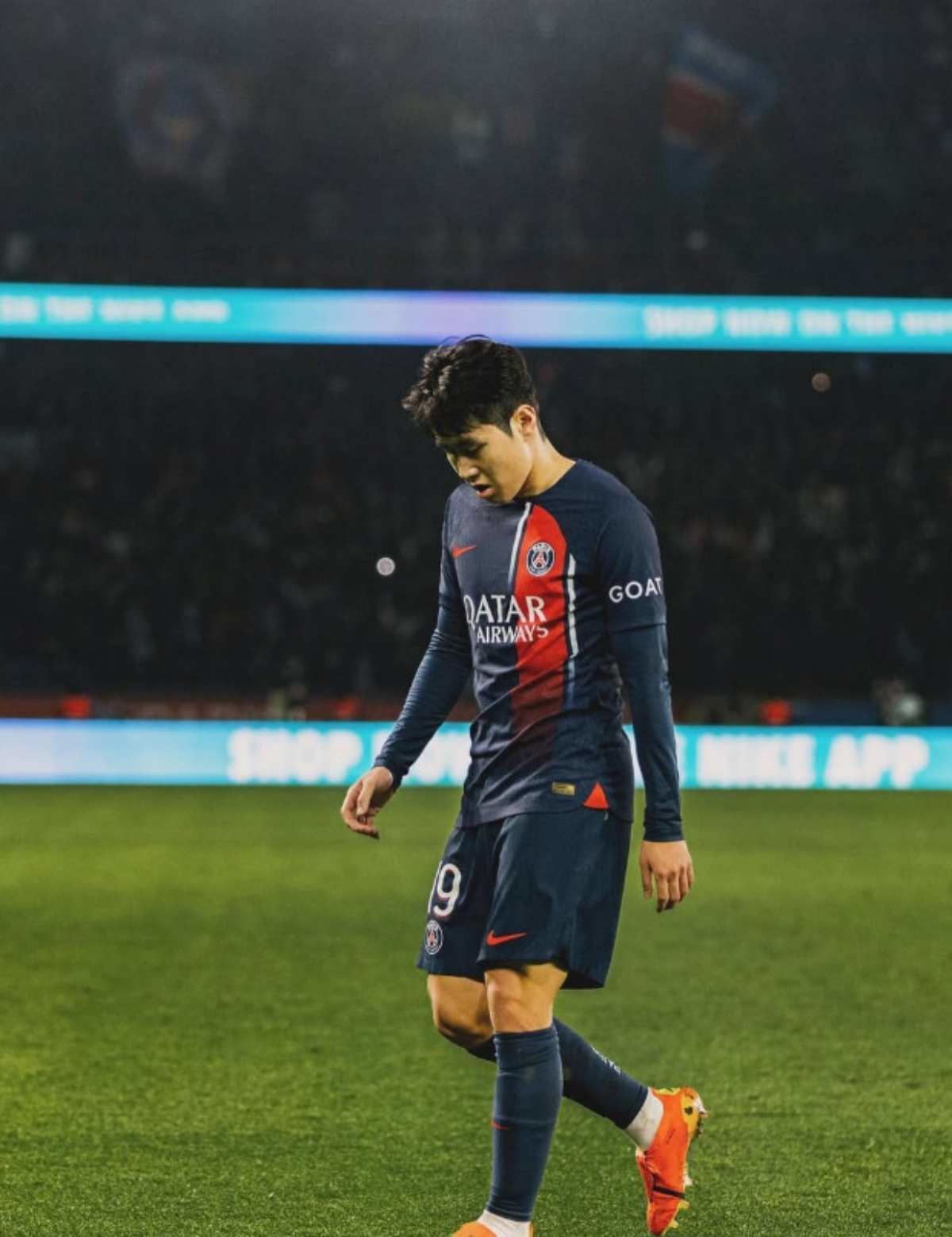 고개 숙인 이강인. / PSG-이강인 인스타그램