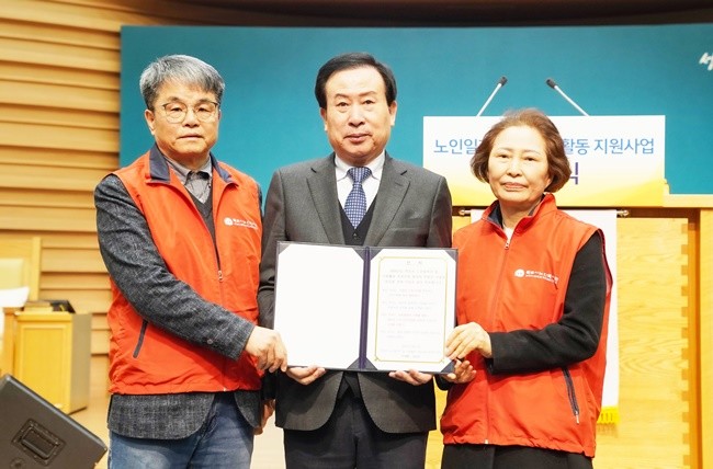 박홍률 목포시장이 양동제일교회에서 열린 노인일자리 발대식에서 선서를 진행하고 있다. / 목포시 제공