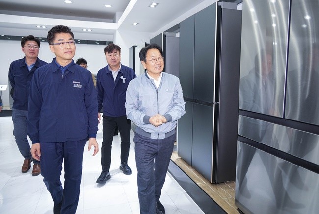 강기정 광주광역시장이 10일 오전 광산구 삼성전자 그린시티 1캠퍼스를 방문해 미국 트럼프 2기 관세 강화에 따른 삼성전자의 대응 전략을 청취하고 협력방안을 논의한 뒤 제품 홍보관을 둘러보고 있다./광주광역시 제공