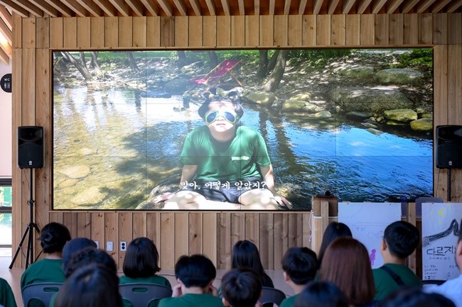 지난해 8월 개최된 '어린이영화캠프'에 참여한 어린이들 직접 제작한 영화를 관람하고 있다.