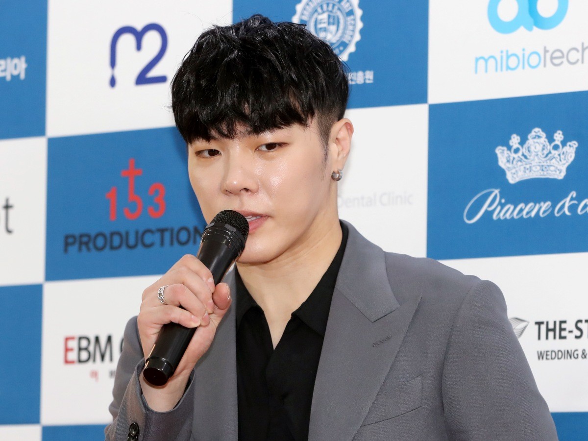 가수 휘성이 2019년 서울 여의도 국회 의원회관에서 열린 '제7회 대한민국 예술문화인대상'에 음반프로듀서부문 수상자로 참석하고 있다.  / 뉴스1