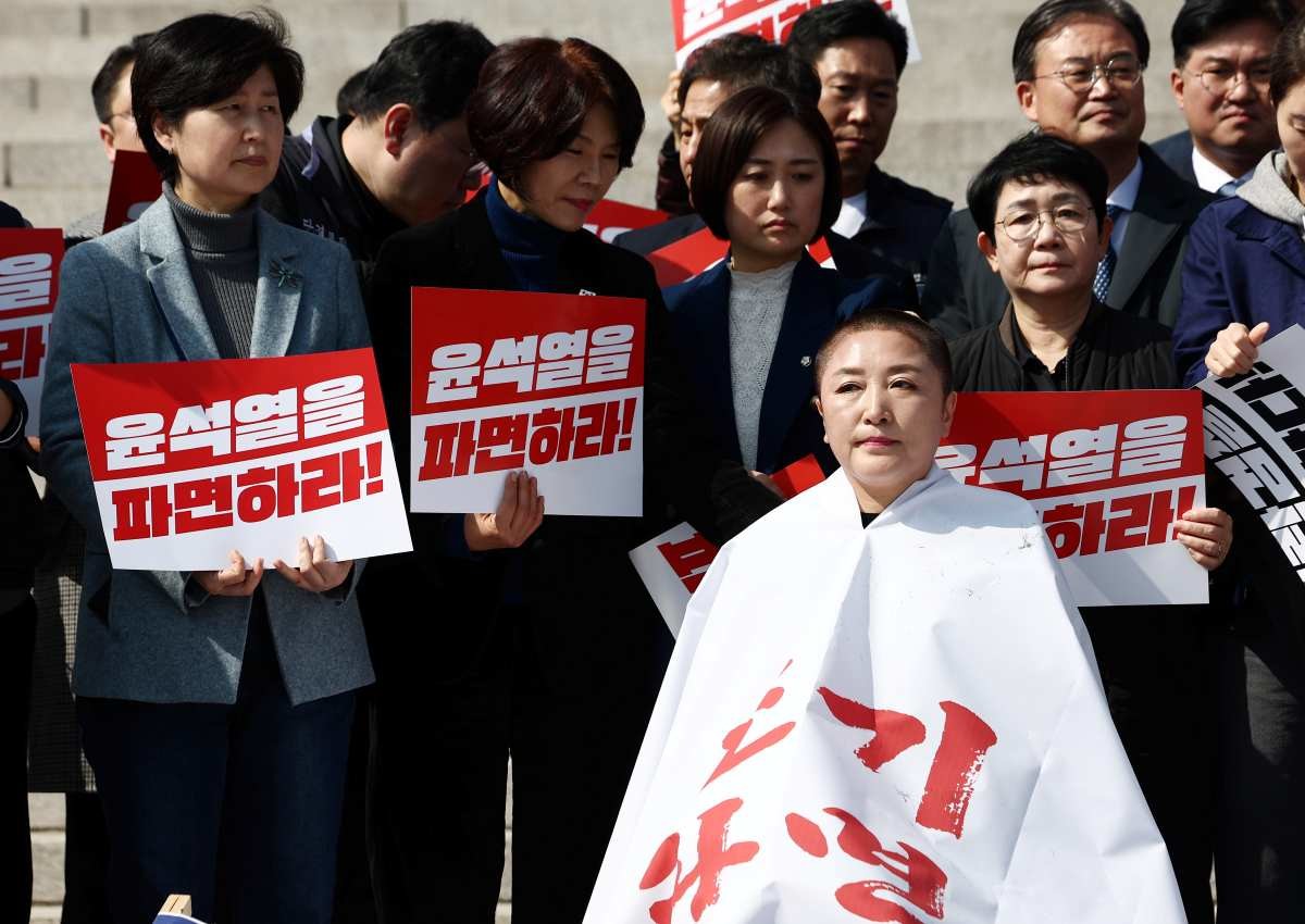 삭발한 전진숙 의원 격려하는 의원들. / 뉴스1