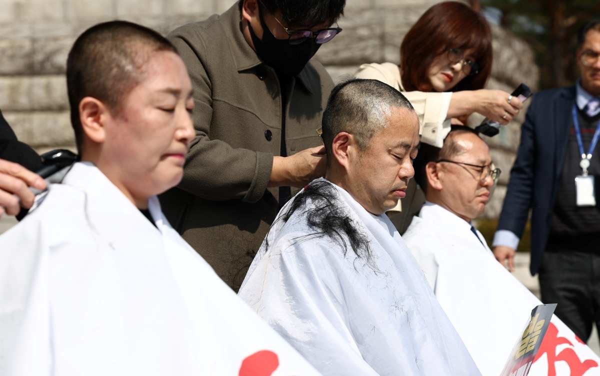 더불어민주당 전진숙(왼쪽부터), 박홍배, 김문수 의원 등이 11일 오후 서울 여의도 국회 본청 앞에서 윤석열 대통령 조기 파면 촉구 삭발식을 하고 있다.  / 뉴스1