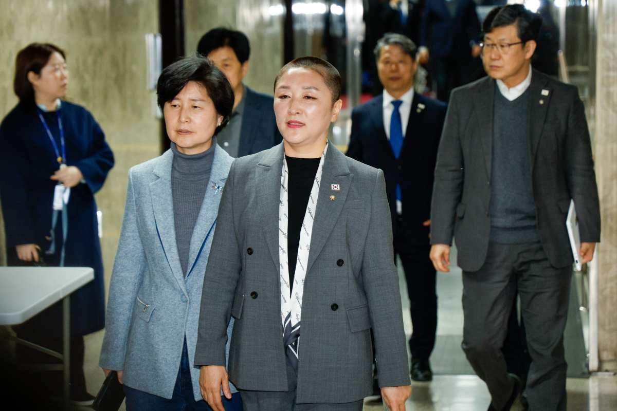 삭발 후 의총 향하는 전진숙 의원. / 뉴스1