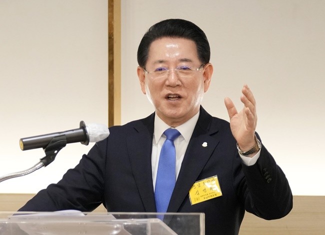 김영록 전라남도지사가 12일 서울 더 리버사이드호텔에서 열린 대한민국을 생각하는 ‘2025 호남미래포럼’에서 ‘더 위대한 전라남도를 향한 힘찬 도약’이란 주제로 강연을 하고 있다.