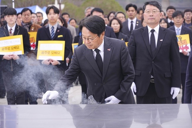 강기정 광주광역시장이 12일 오전 북구 국립5·18민주묘지 민주의 문 앞에서 열린 '제45주년 5·18민중항쟁기념행사위원회 출범식'에 참석해 분향을 하고 있다./광주광역시 제공