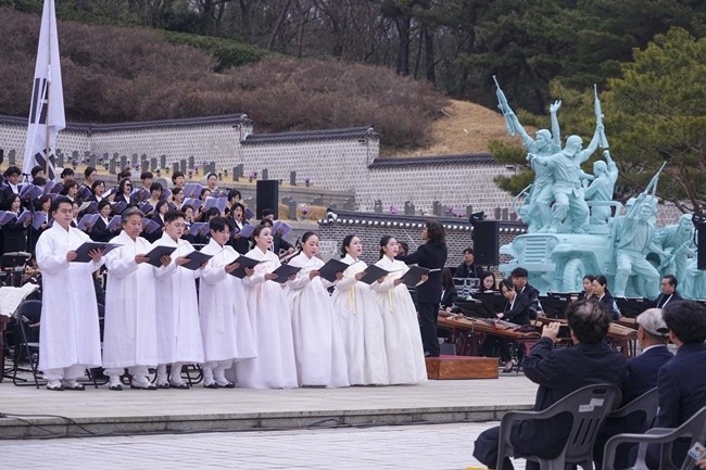 제45주년 5·18민중항쟁기념행사위원회 출범식이 12일 오전 북구 국립5·18민주묘지에서 열린 가운데 시립국악관현악단과 광주시립창극단, 광산구립합창단과 동구합창단이 협력해 '평화를 향한 역동과 진혼' 공연을 펼치고 있다./광주광역시 제공