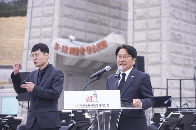 강기정 광주광역시장이 12일 오전 북구 국립5·18민주묘지 에서 열린 '제45주년 5·18민중항쟁기념행사위원회 출범식'에 참석해 인사말을 하고 있다./광주광역시 제공