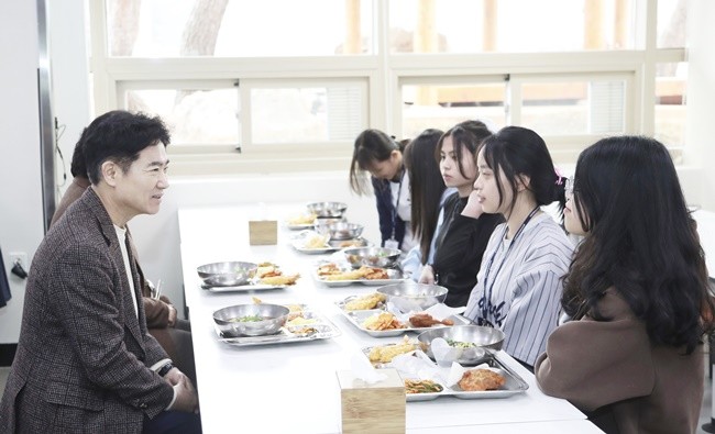 김대중 전남교육감이 구림공업고등학교에서 해외 학생들과 급식을 먹으며 소통의 시간을 가지고 있다.